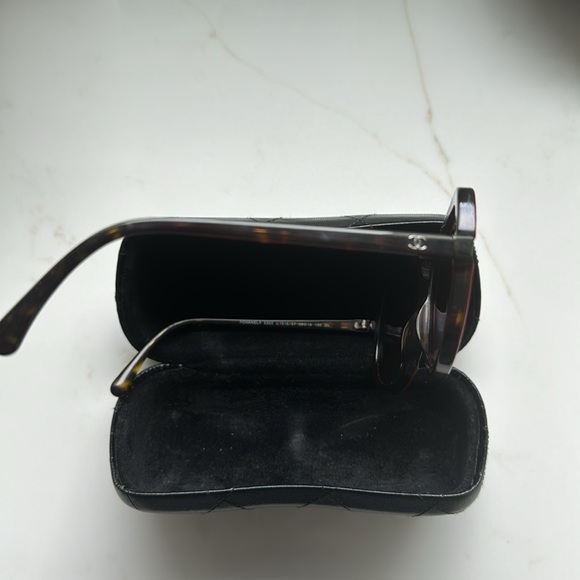 CHANEL sunglasses and leather case - Picture 3 of 9
